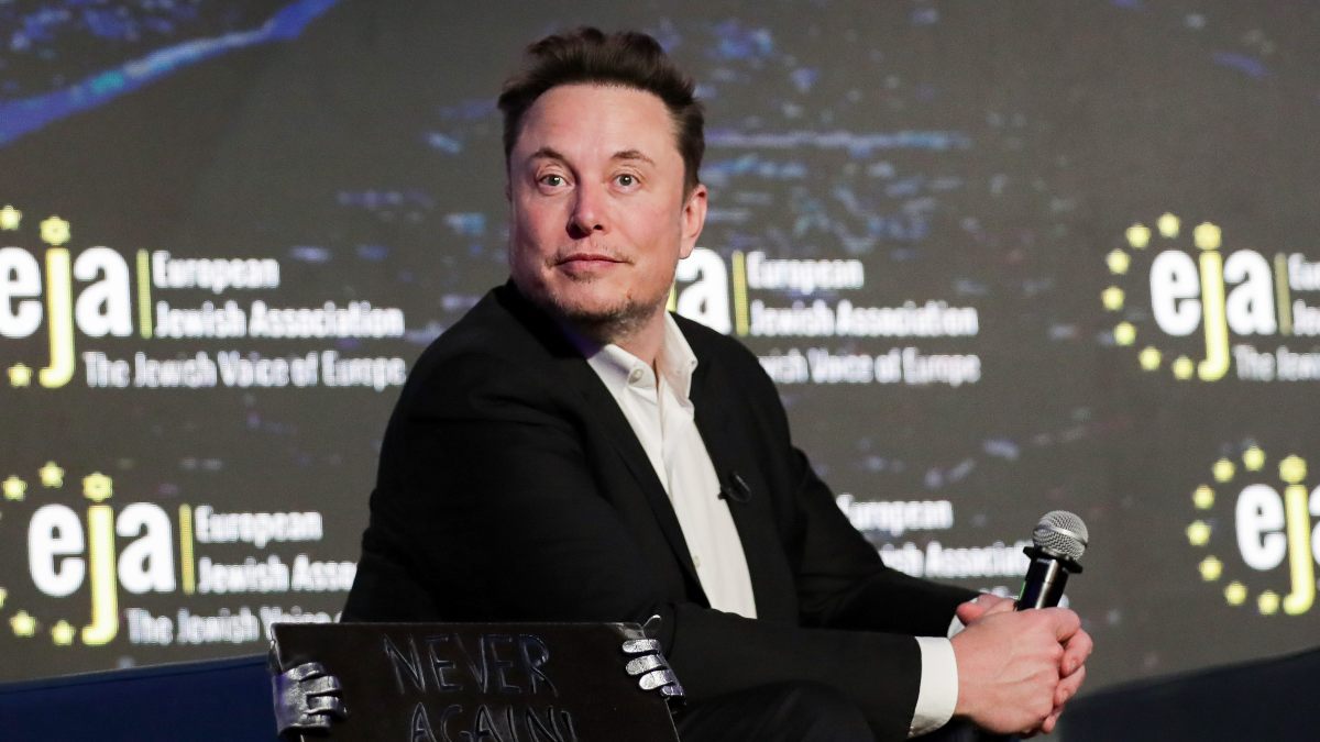 El padre de Elon Musk desvela que a su hijo le gustaría comprar el Liverpool