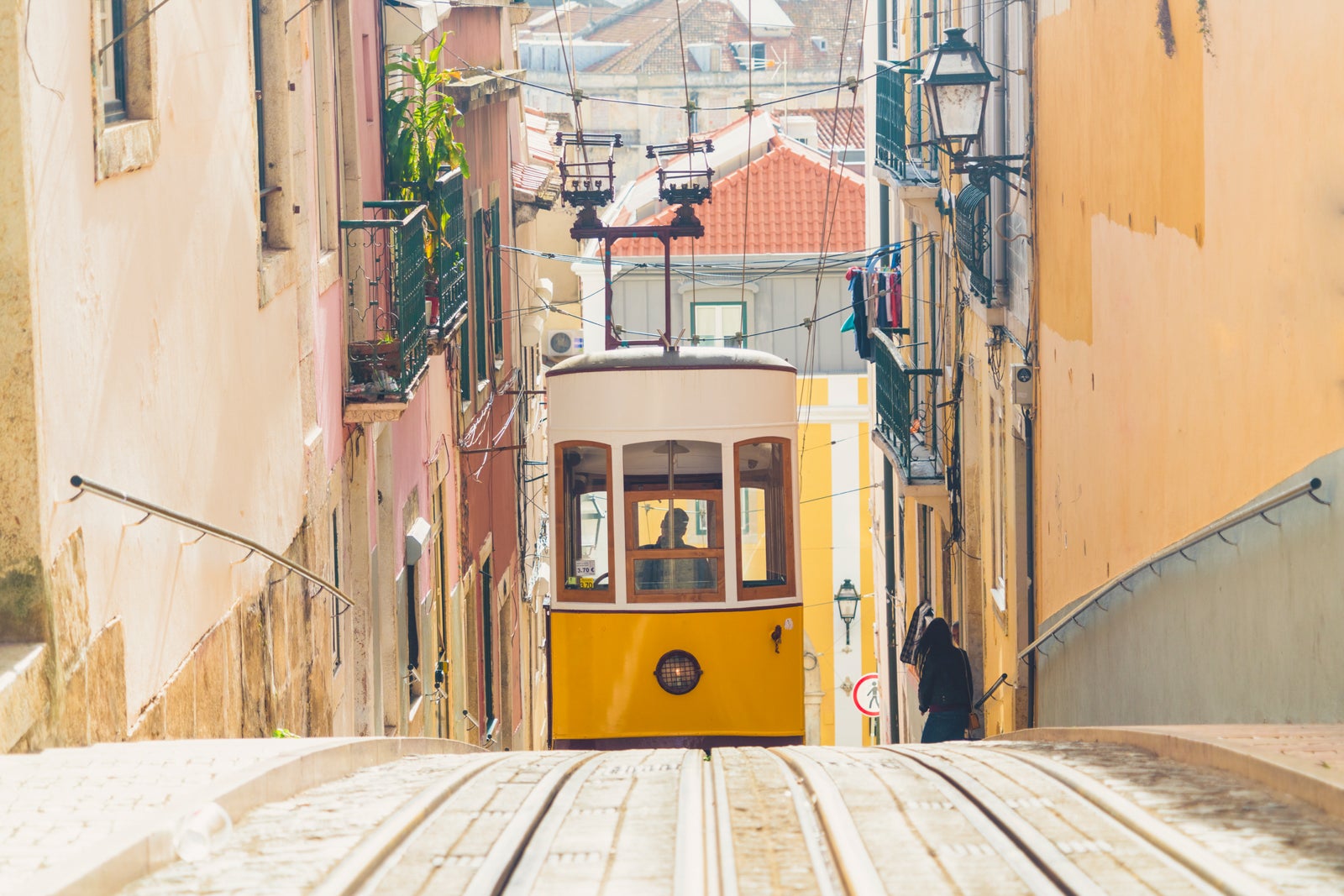 Portugal, Lisbon, Bairro Alto, Elevador da Gloria, yellow cable railways