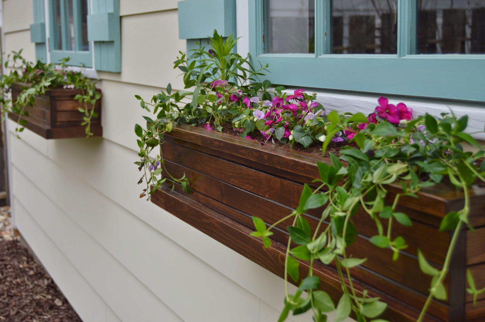 DIY Wooden Flower Box
 Remodelaholic