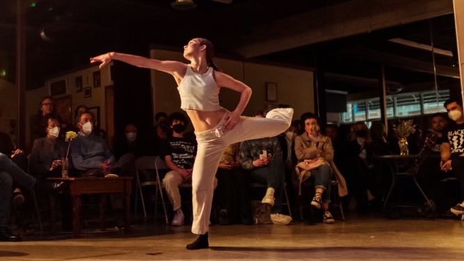 Junior Jo Anderson performs a lyrical piece during her sophomore spring show at Yara Dance Studio. 