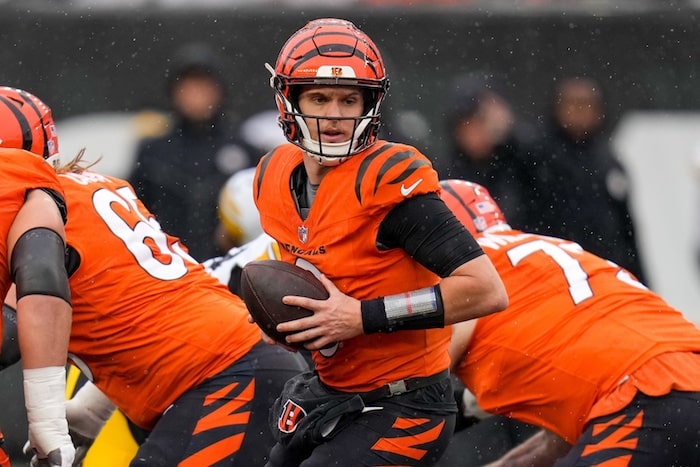 Cincinnati Bengals quarterback Jake Browning (6)