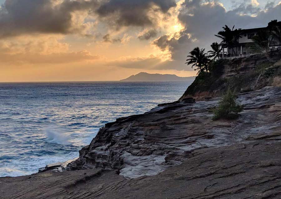 Spitting Caves in Oahu for sunset