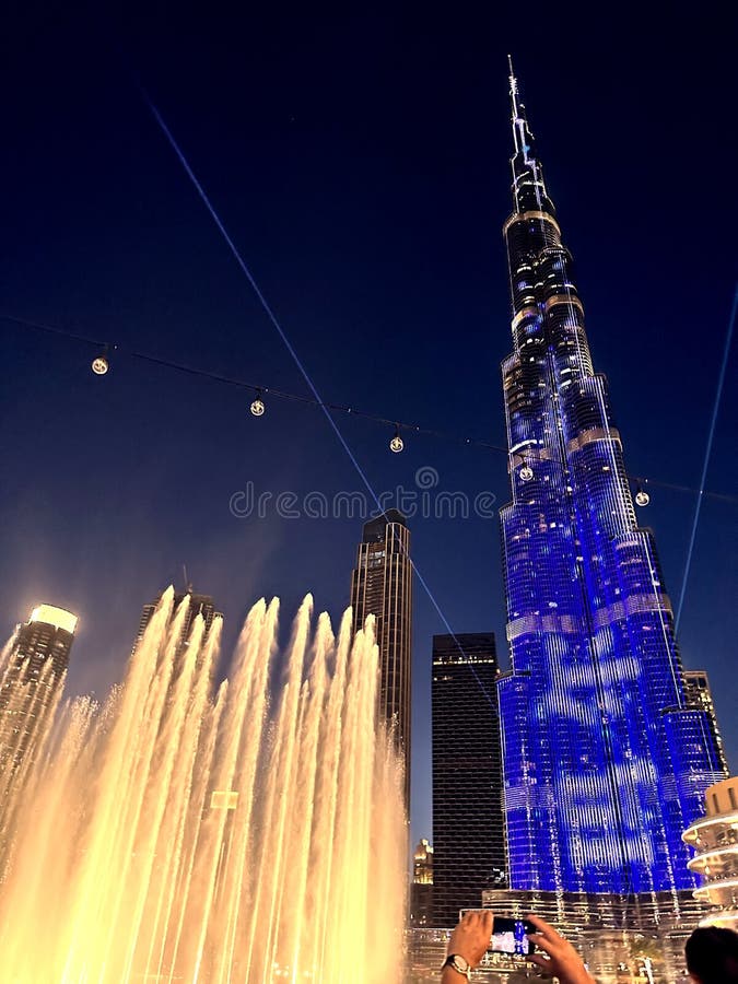 Fuentes De Canto Cerca De Burj Khalifa En Dubai Uae Imagen de archivo ...