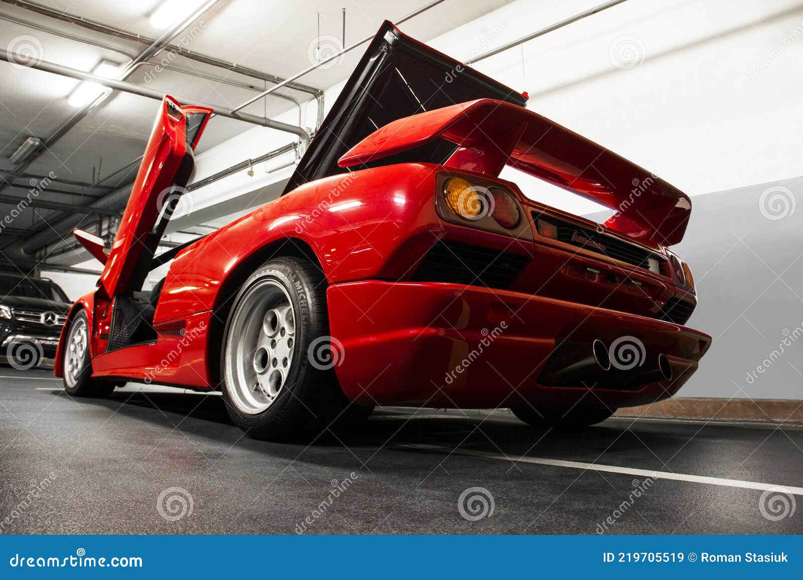 Kiev Ucrania Mayo 22 2021 : Rojo De Lujo Supercar Lamborghini Diablo Koenig  Con Puerta Abierta. Exclusivo Supercar Rojo En El Imagen de archivo  editorial - Imagen de italiano, rojo: 219705519