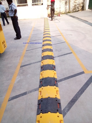 Plastic Speed Breaker Size: 50Mm 50Mm H * 350Mm W * 250Mm L