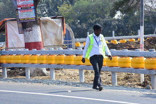 Highway Roadside Safety Rolling Barrier Size: 370 X 210