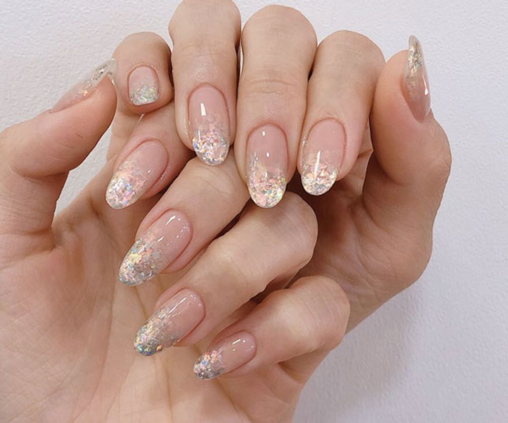 Phần sơn kim tuyến trên bộ nail màu nude 