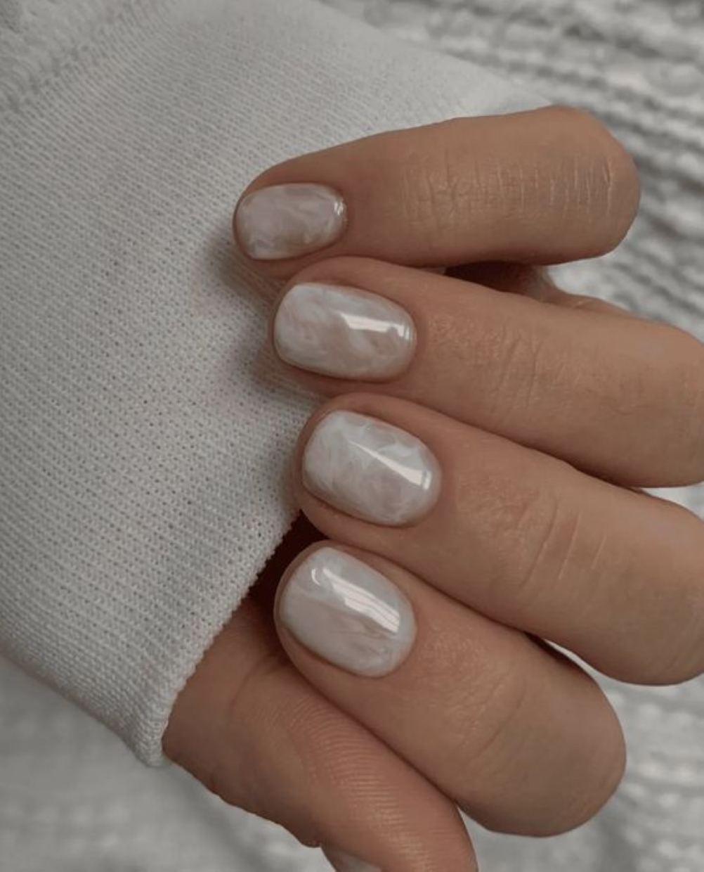 Nail vân đá màu trắng đơn giản