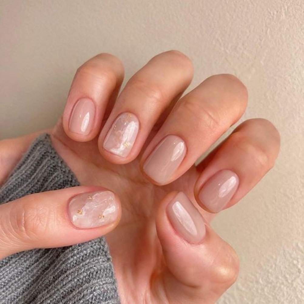 Nail màu nude hồng kết hợp vân đá