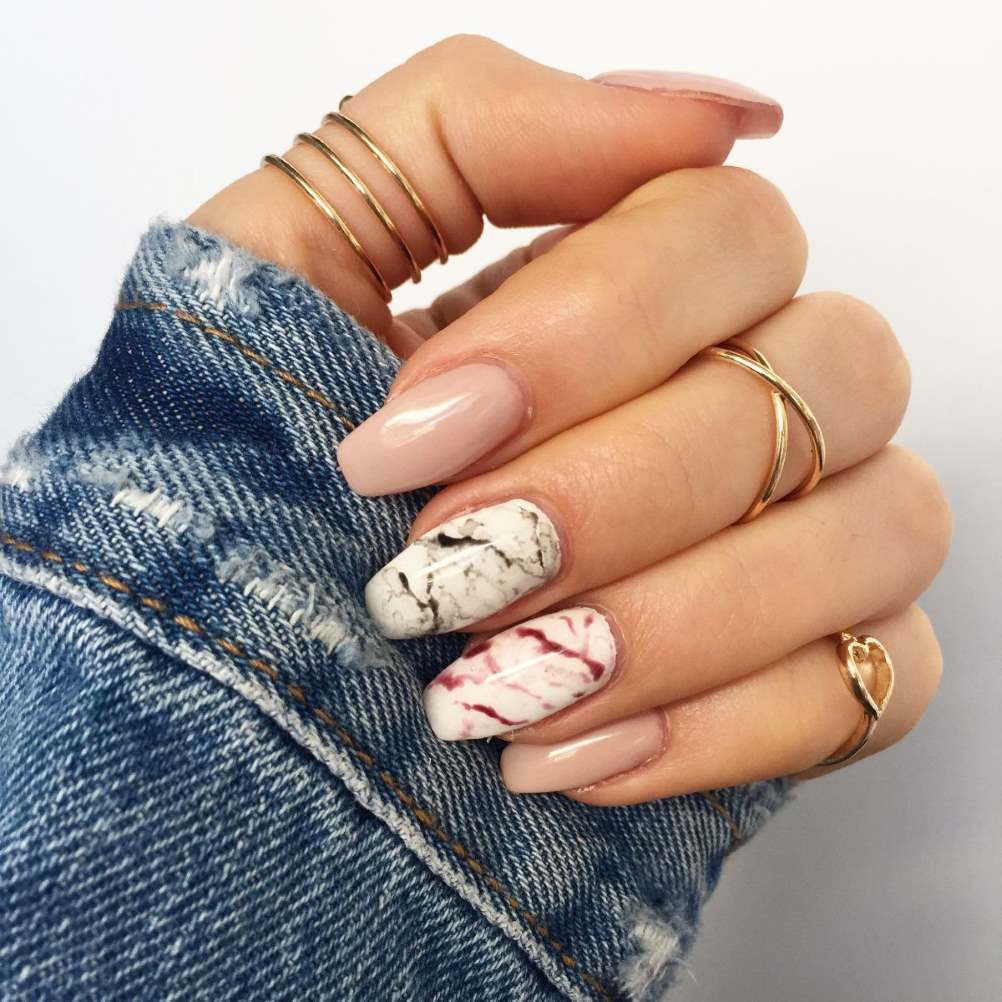 Nail vân đá trong bộ móng dài 