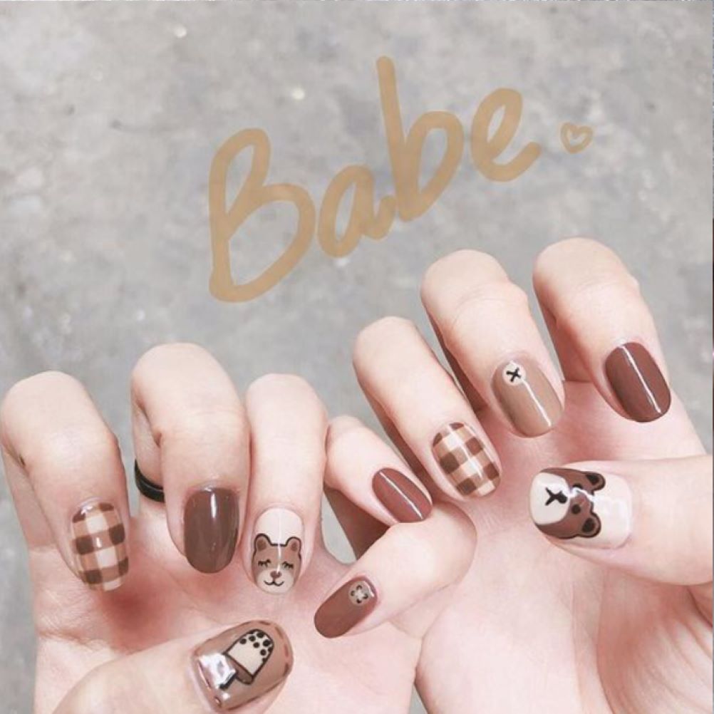 Nail màu nude nâu caro và họa tiết chú gấu 