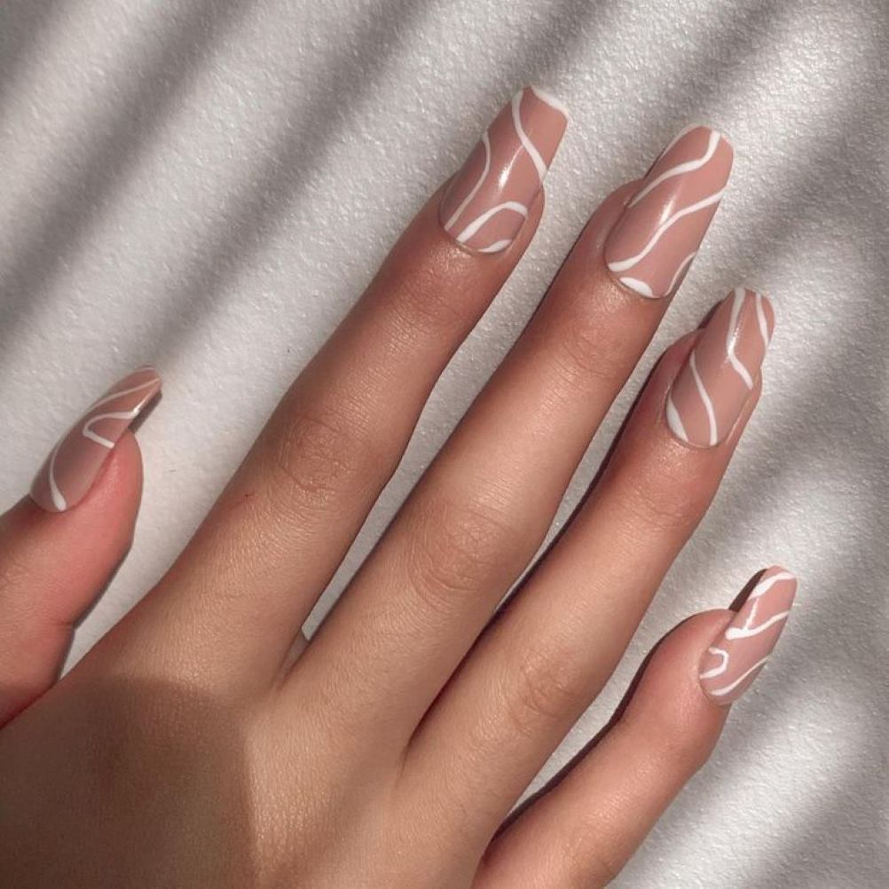 Nail hồng phối kẻ trắng lạ mắt