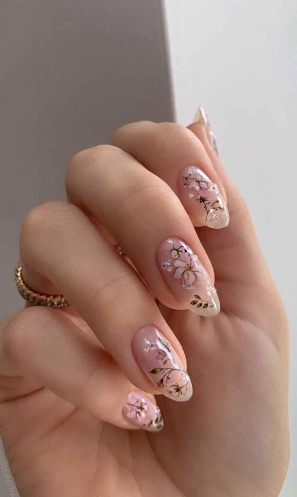 Chọn một loài hoa bạn yêu thích nhất, và làm bộ nail này thôi