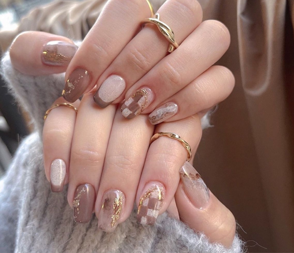 Nail kết hợp vân đá và kẻ caro điểm xuyến chút nhũ vàng