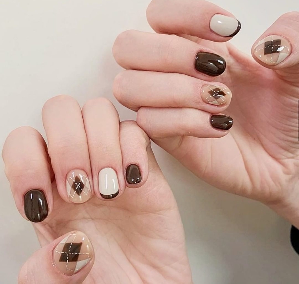 Nẫu nail mâu kết hợp màu nude và họa tiết quả chám