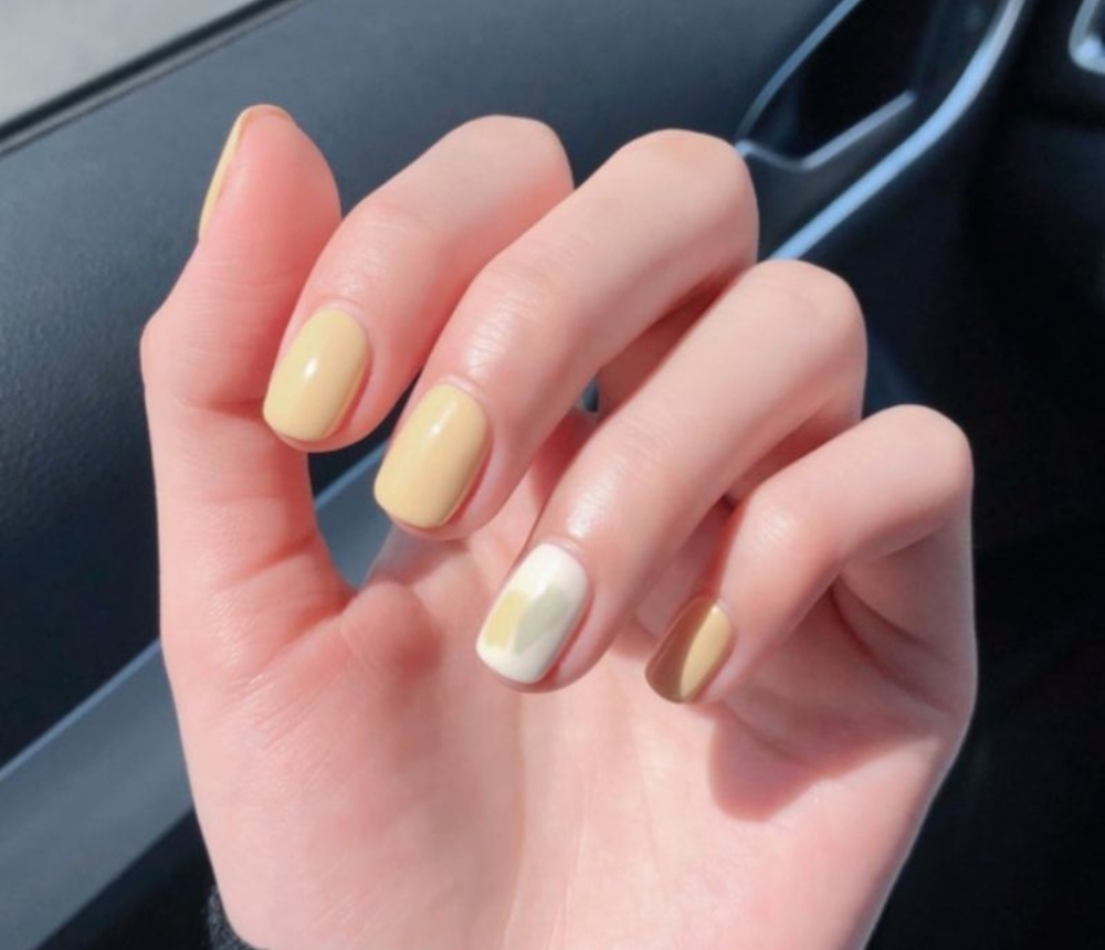 Mẫu nail không thể bỏ lỡ màu vàng nhạt