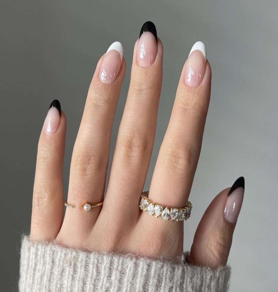 Mẫu nail tone nude viền đầu móng đen trắng