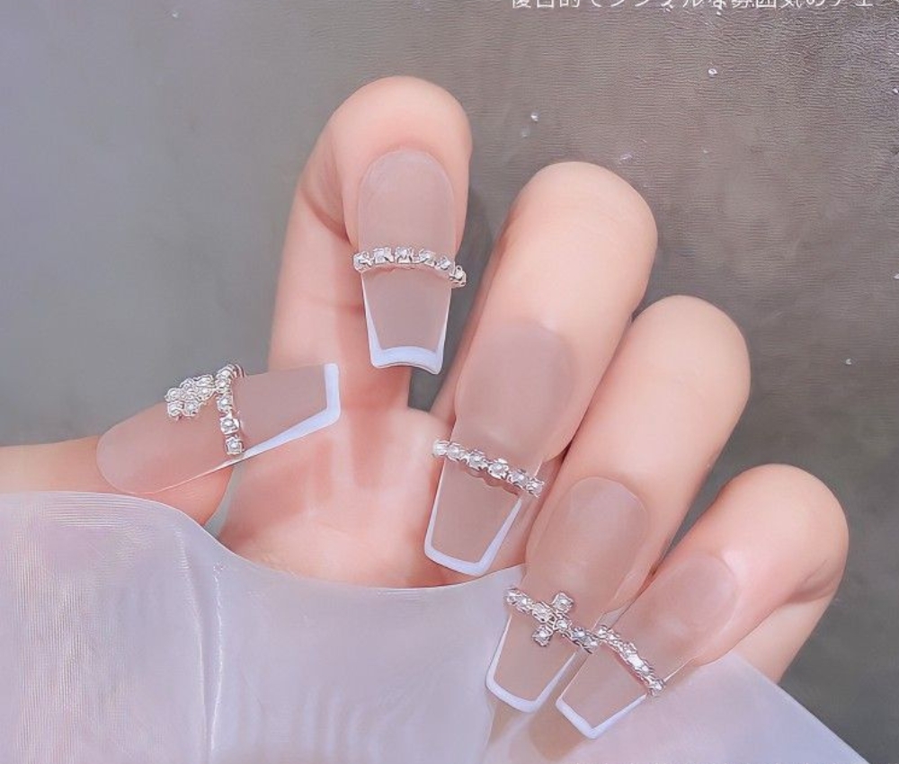 Màu nail nude sơn nhám đính đá đẹp mắt 