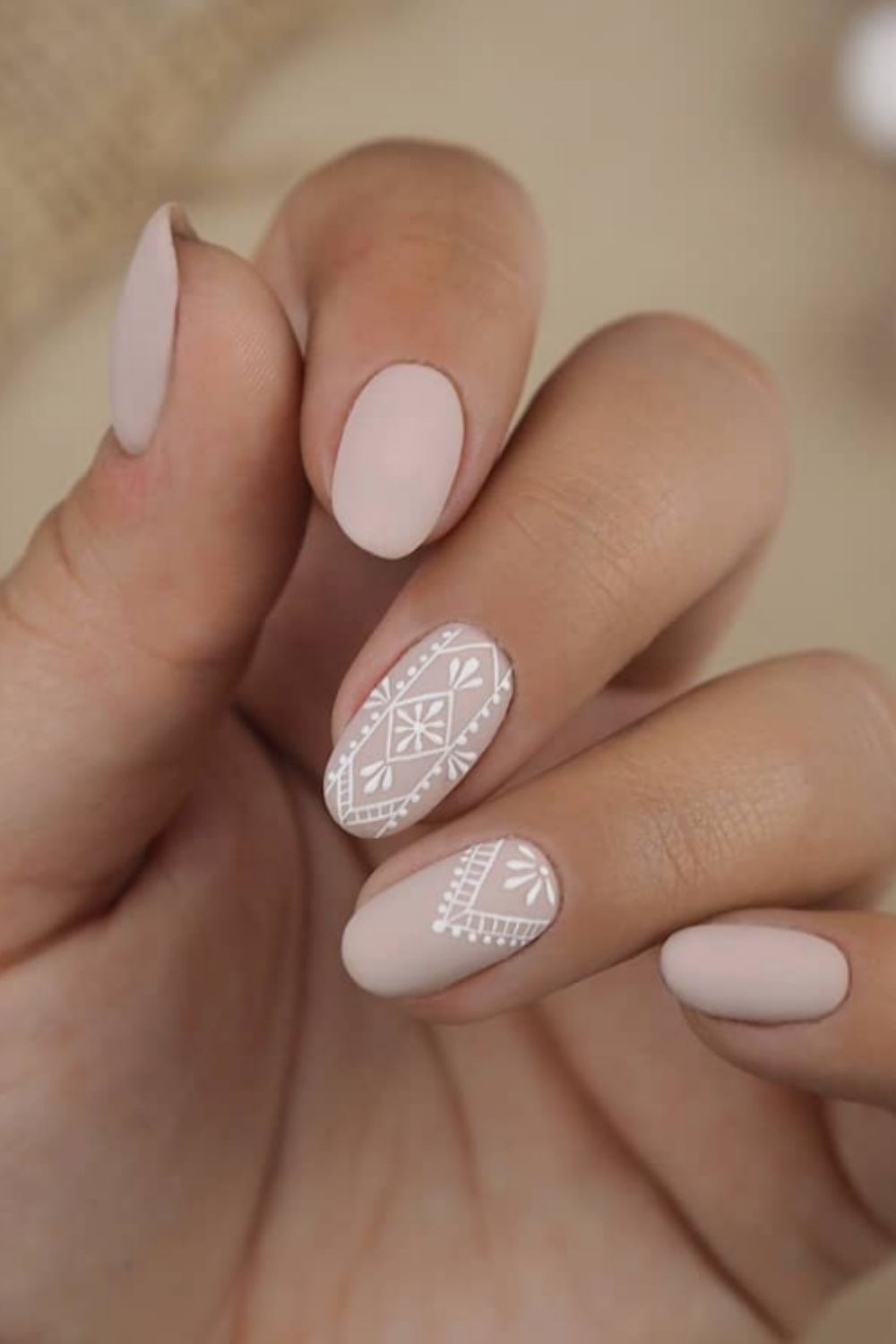 Nail màu nude với mẫu họa tiết cực kỳ tỉ mỉ 