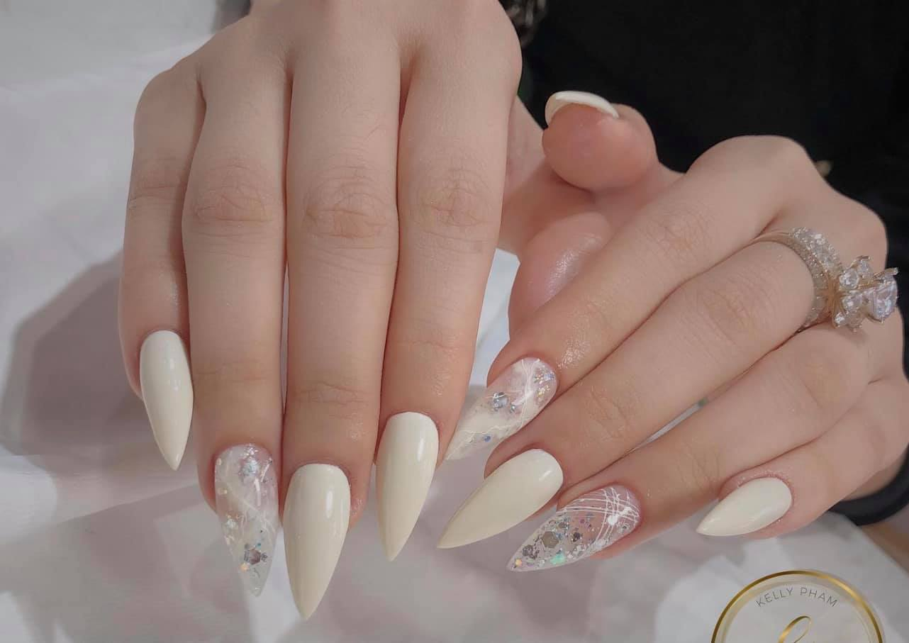 Nail màu trắng gạo móng nhọn 