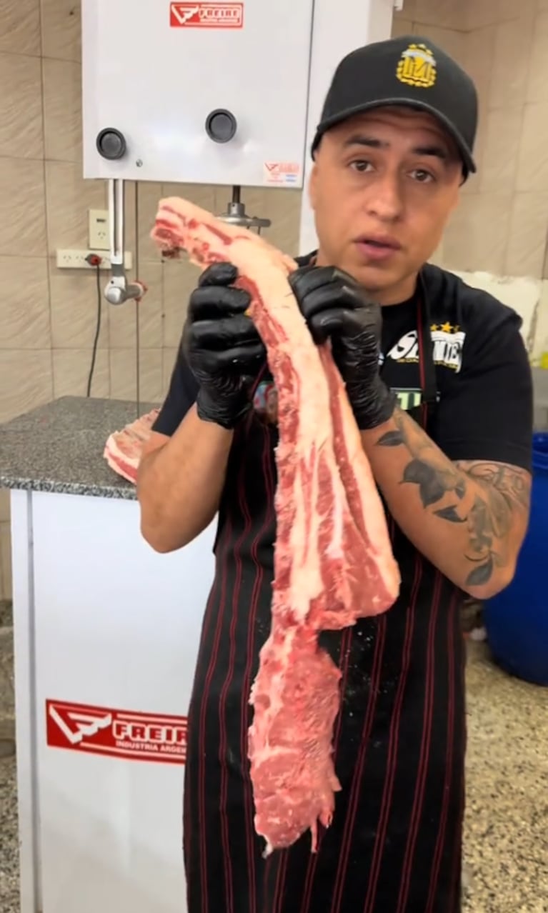 El carnicero mostró los "desperdicios" que le sacó al costillar. (Captura: TikTok/@mauritolaurens)