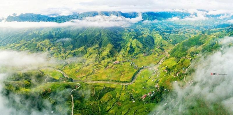 Mùa lúa chín, những thửa ruộng bậc thang chuyển màu vàng óng càng khiến cho du khách yêu mến vẻ đẹp bình yên và trù phú của nơi đây