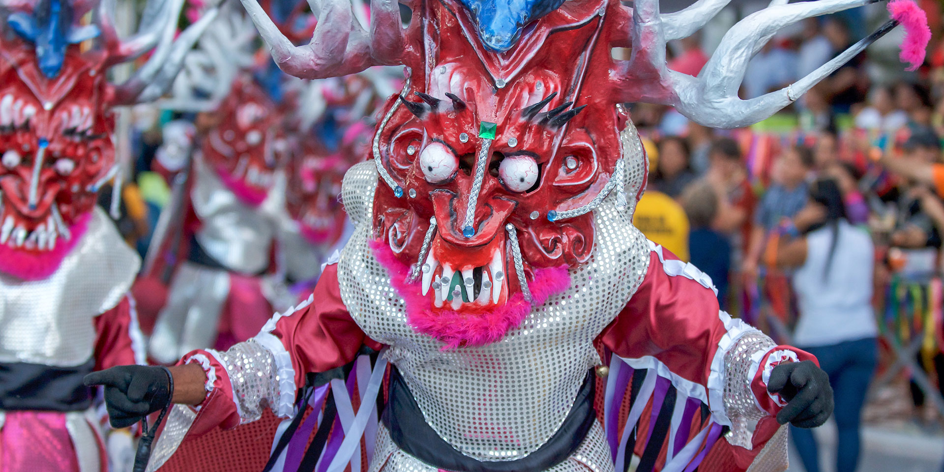 Trajes auténticos y coloridos de carnaval en República Dominicana