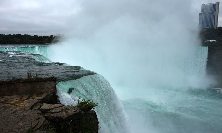 Watch Horseshoe Falls sideways from the Terrapin Point