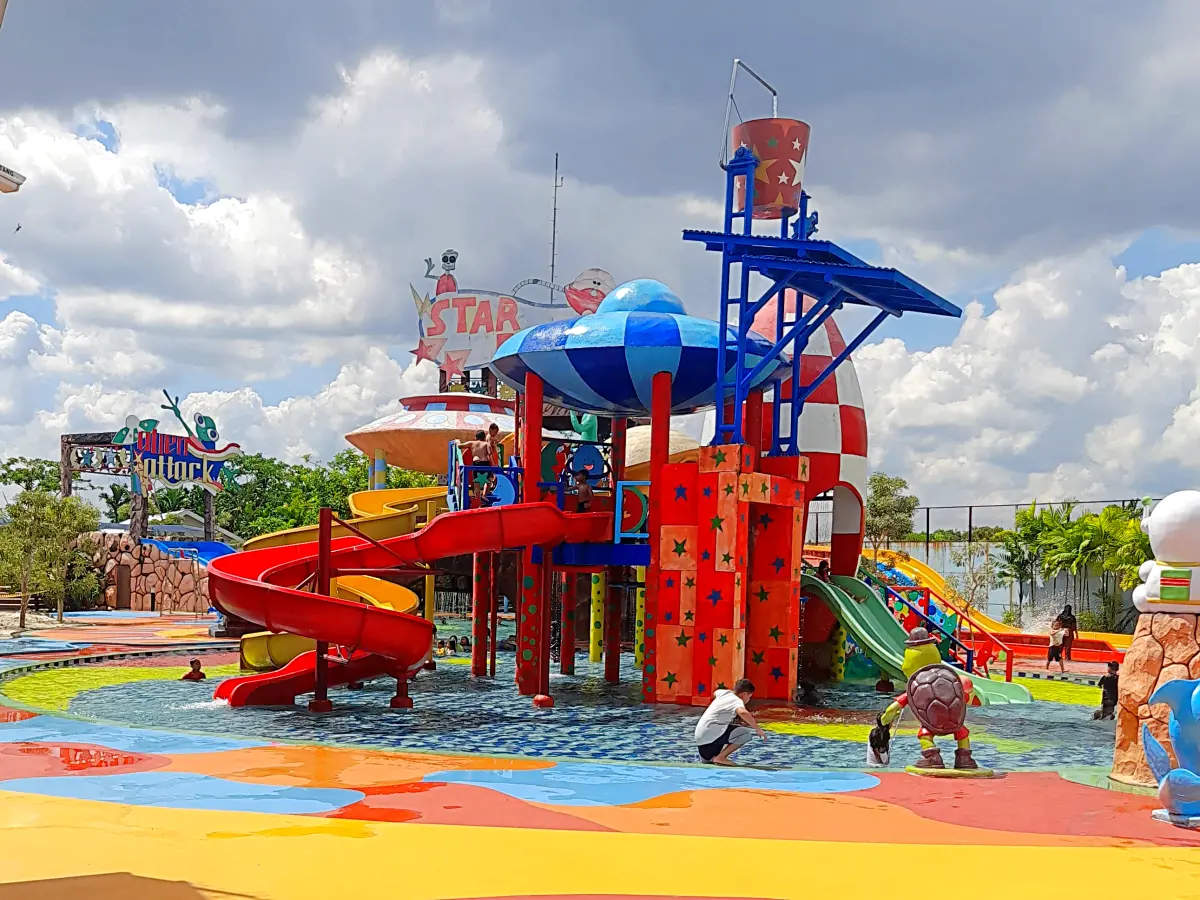 berbagai jenis wahana perosotan air di Citraland Waterpark Pekanbaru