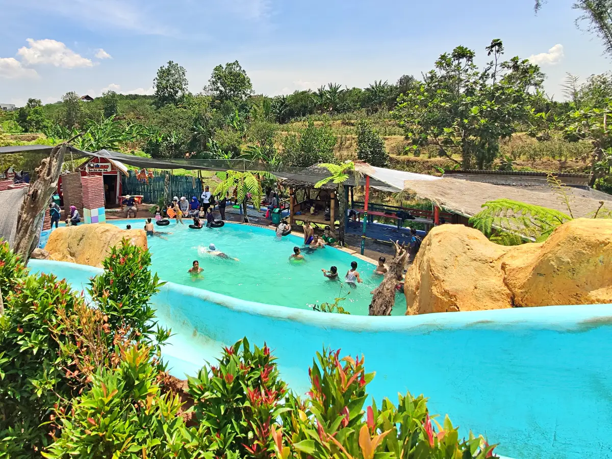 Kolam renang tematik dan seluncuran di LA Waterpark