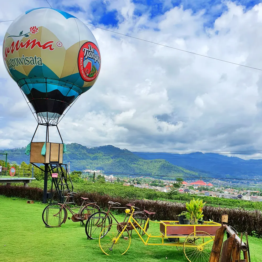 Wahana foto balon udara di De Tjangkul Batu