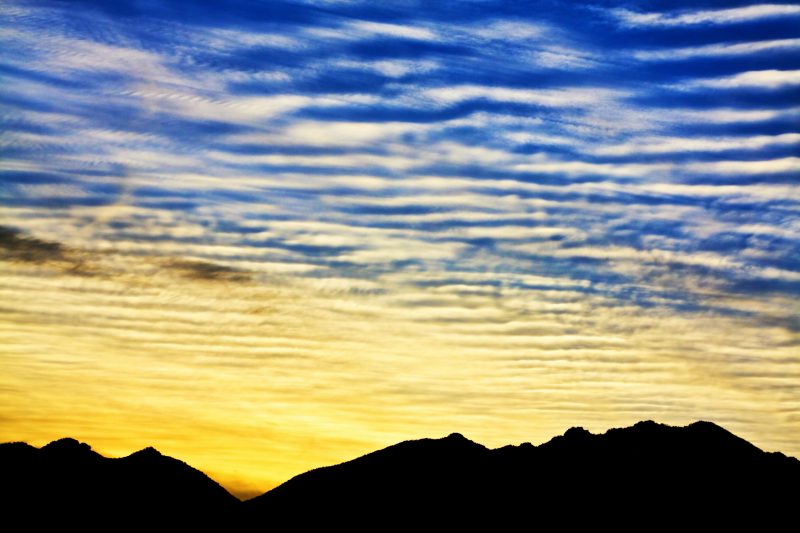 Rippled clounds ove the mountains n Mohave Desert, Arizona