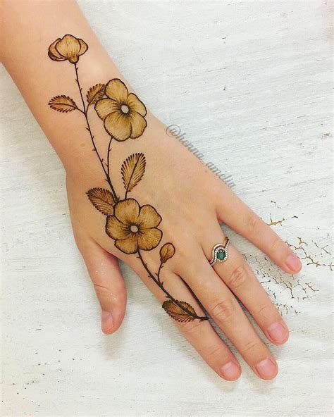 Simple Mehndi Flower Designs For Hands - Design Talk