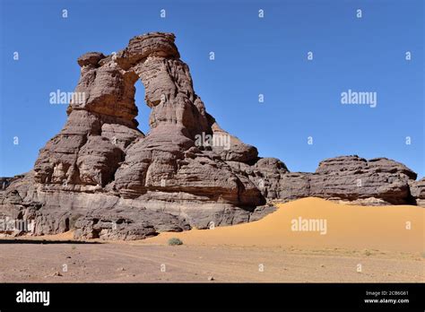 ROCKS IN THE SAHARA DESERT IN ALGERIA. ROCK FORMATIONS AND EROSION ...