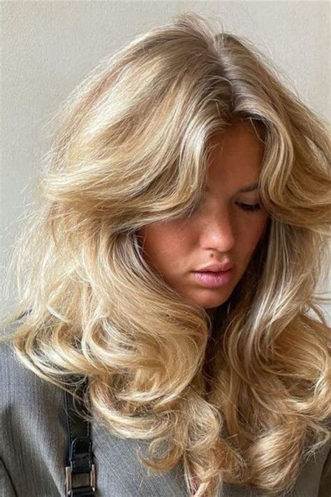 Fluffy hair is the 90s blonde trend all over Instagram right now | 90s ...