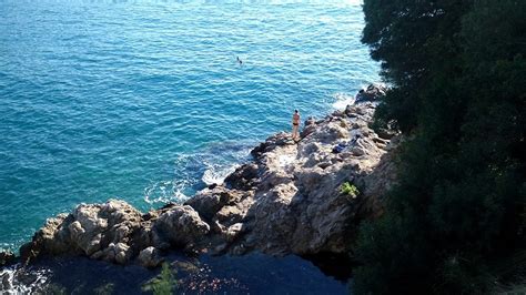 Dubrovnik | Beach beneath the promenade in Lapad Bay