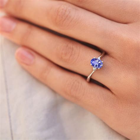 Ring with Oval Tanzanite in White Gold | KLENOTA