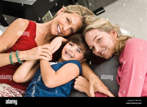 Portrait of a family smiling Stock Photo - Alamy