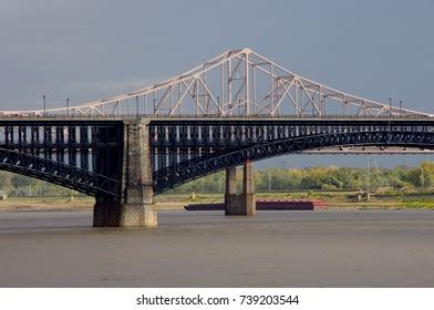 Cantilever Truss Arch Bridge Across Mississippi Stock Photo 739203544 ...