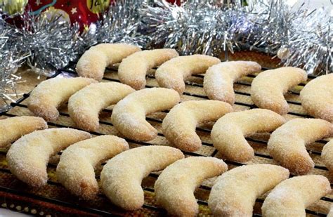 Vanillekipferl Cookies (German Vanilla Almond Crescents) - Earth, Food ...