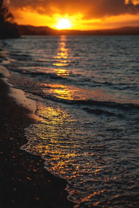 Sunset on Lake Bolsena, Italy | Italian beaches, Sunset, Beautiful beaches