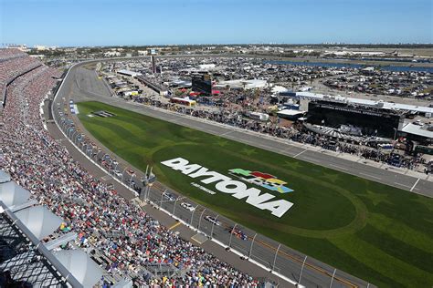 Daytona 500: When was the first event and which driver emerged victorious?