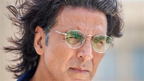 Akshay Kumar ditches beard, flaunts white hair & round glasses in Ram ...