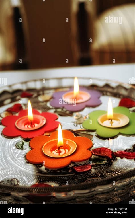 close up shot of floating candles in glass bowl Stock Photo - Alamy