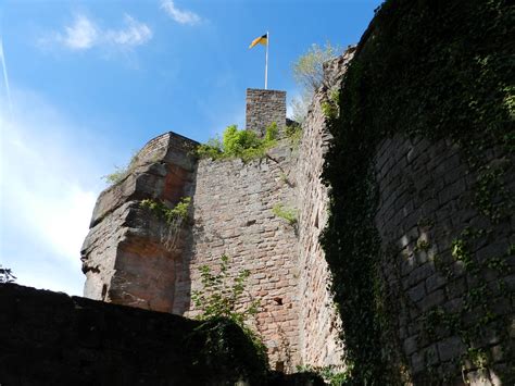 Swedlunds on a roundabout: Nanstein Castle at Landstuhl