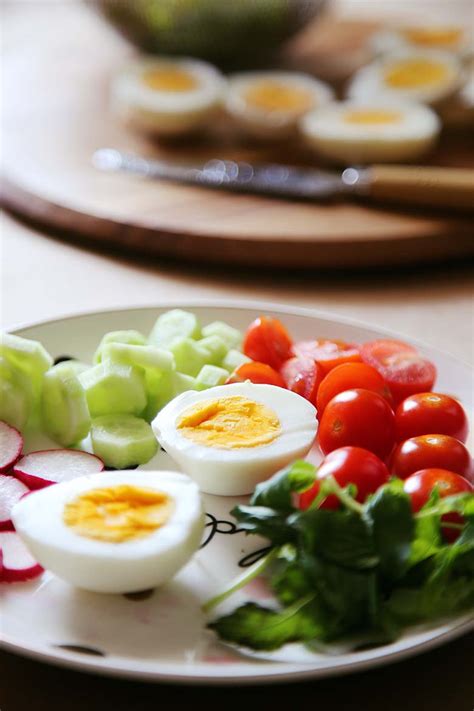 Hard Boiled Eggs Recipe, Time, Calories and Peeling Tips