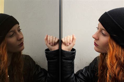 Optical Illusion in Mirror Is Freaking Out the Internet: 'Glitch in ...