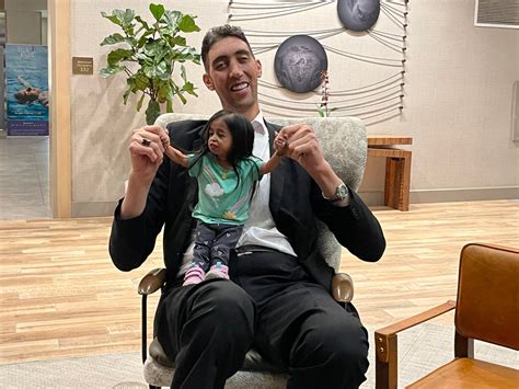 World’s tallest man and shortest woman reunite after six years in ...