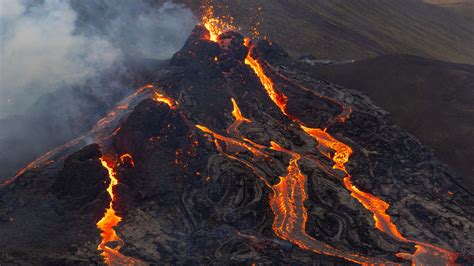 Incredible drone footage shows an erupting volcano in Iceland | Newz