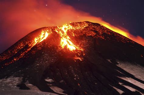 Chile's Villarica volcano erupts, shooting lava into the sky - CBS News